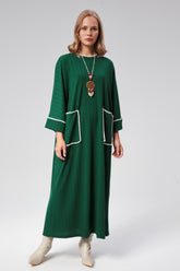 HatunAtila Oversize El İşi Örgü Detaylı Jakar Kumaş Kolyeli Elbise 5072 Zümrüt Yeşili