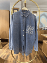 Hatun Atila Cebi Taş İşlemeli İnci Düğmeli Kot Gömlek