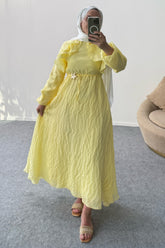 Bisiklet Yaka Broş Detaylı Beli ve Kolu Lastikli Omzu Kat Kat Elbise 5219 - Sarı