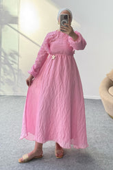 Bisiklet Yaka Broş Detaylı Beli ve Kolu Lastikli Omzu Kat Kat Elbise 5219 - Pembe