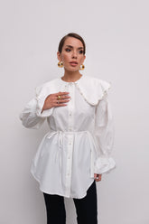 Büyük Yakalı İnci Detaylı Büzgülü Manşetli Oversize Gömlek D001 - Beyaz