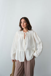 Bohem Tarzı Bağlama Detaylı Volanlı Uzun Kollu Bluz - Ekru