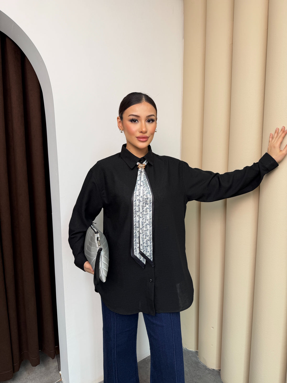 Yaka Aksesuarlı ve Fular Detaylı Dokulu Gömlek 9003 - Siyah