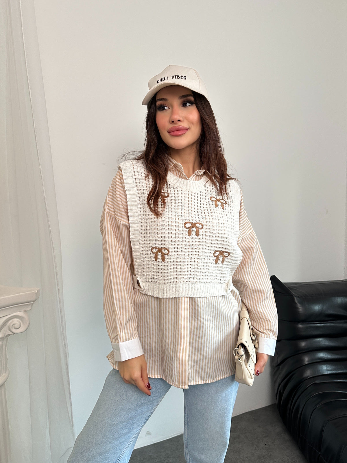 Çizgili Gömlek ve Fiyonk İşlemeli Süveter İkili Takım 0241 - Açık Bej