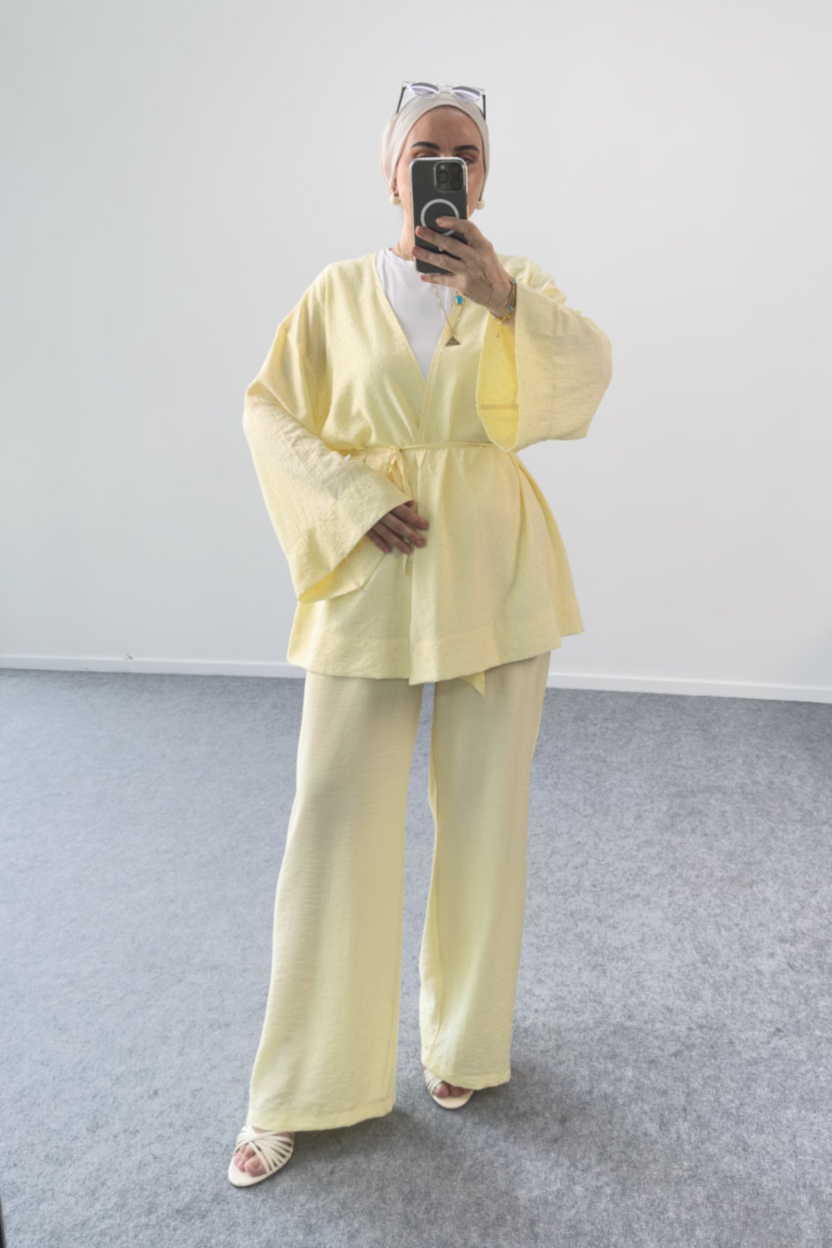 Taş Detaylı Kuşaklı Kimono Ceket ve Geniş Paça Pantolonlu İkili Takım 8869 - Sarı