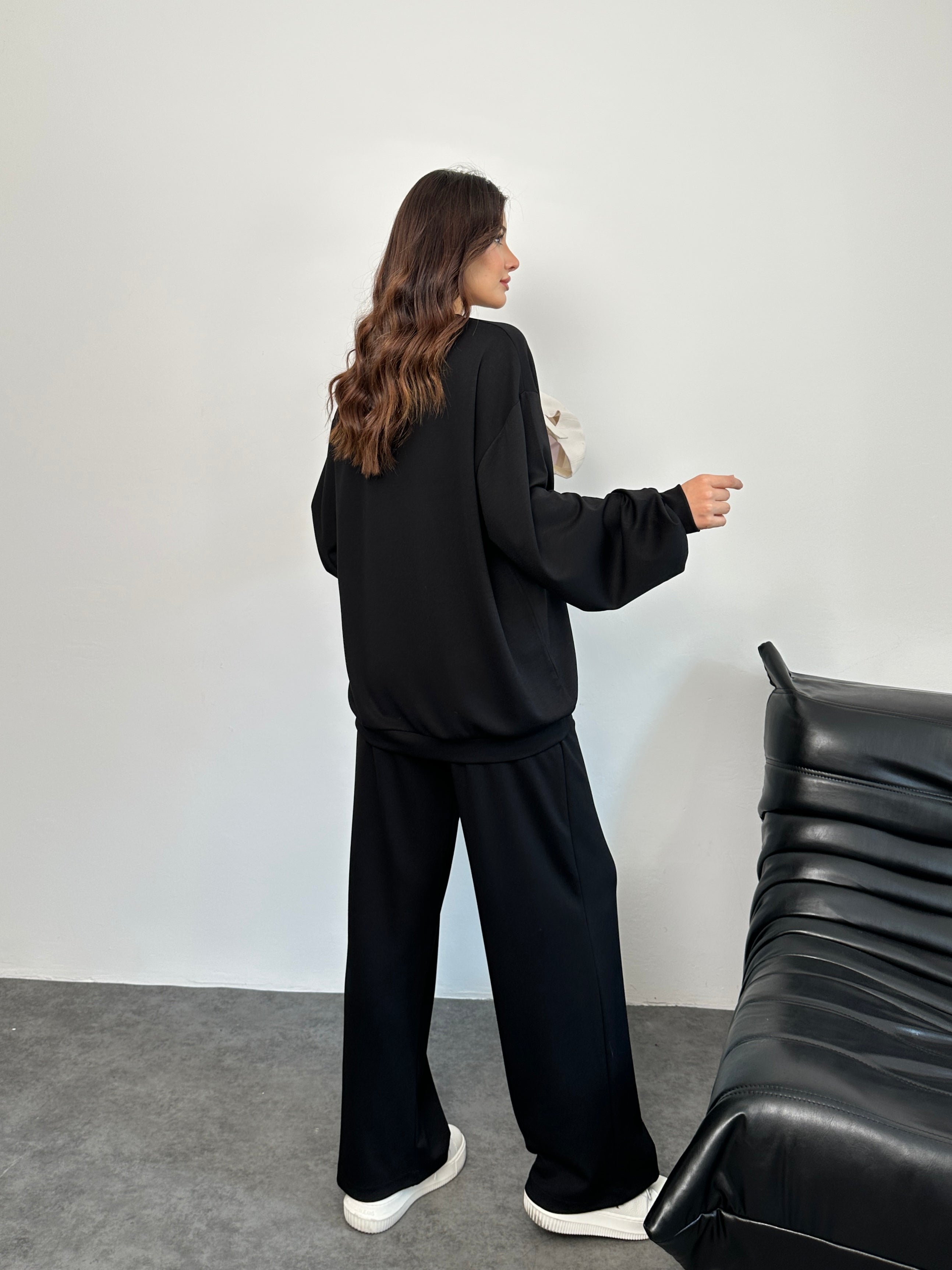 Geniş Kesim Yan Yırtmaçlı Sweatshirt ve Bol Paça Pantolonlu Oysho Takım 3003 - Siyah