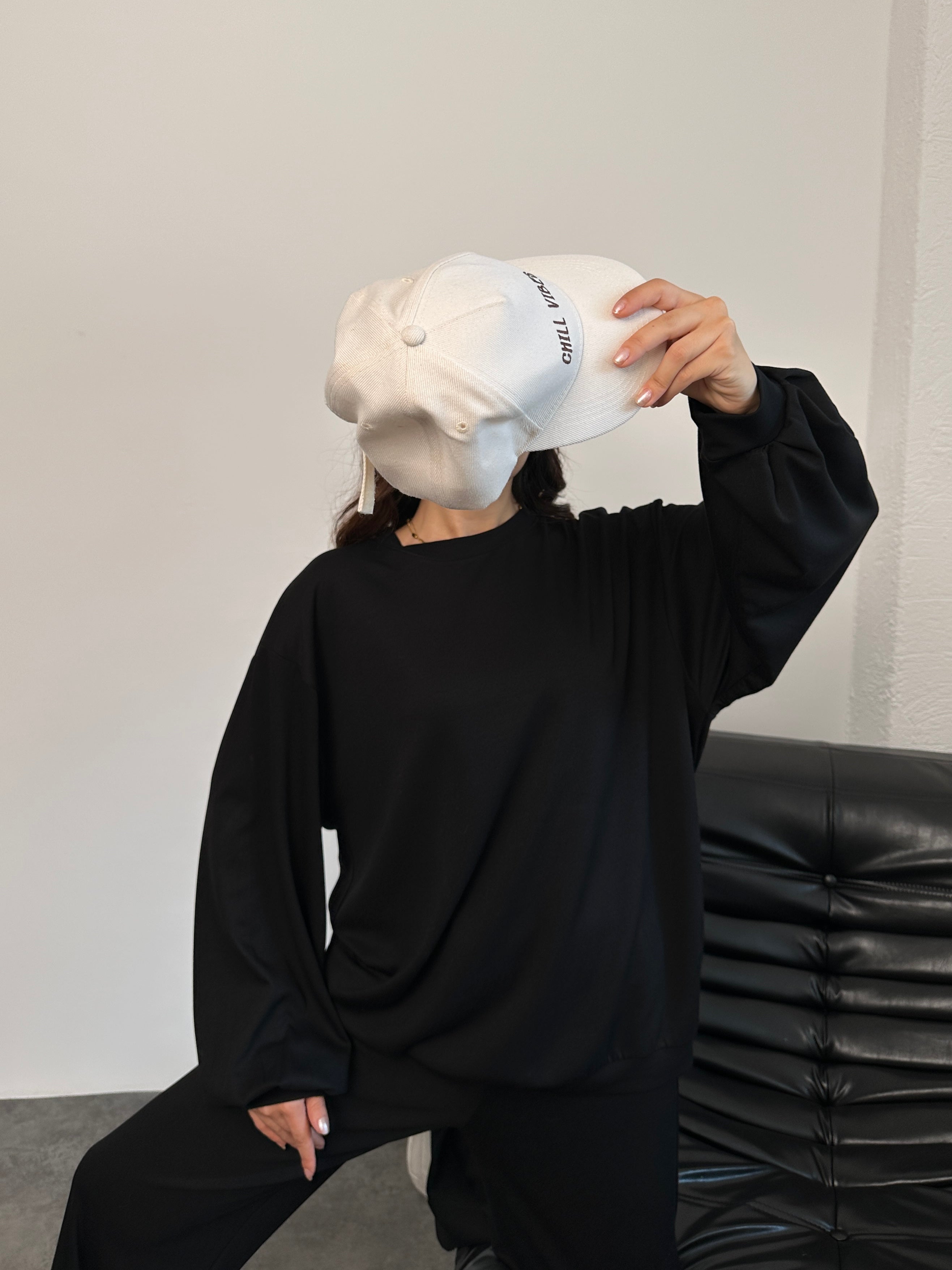 Geniş Kesim Yan Yırtmaçlı Sweatshirt ve Bol Paça Pantolonlu Oysho Takım 3003 - Siyah