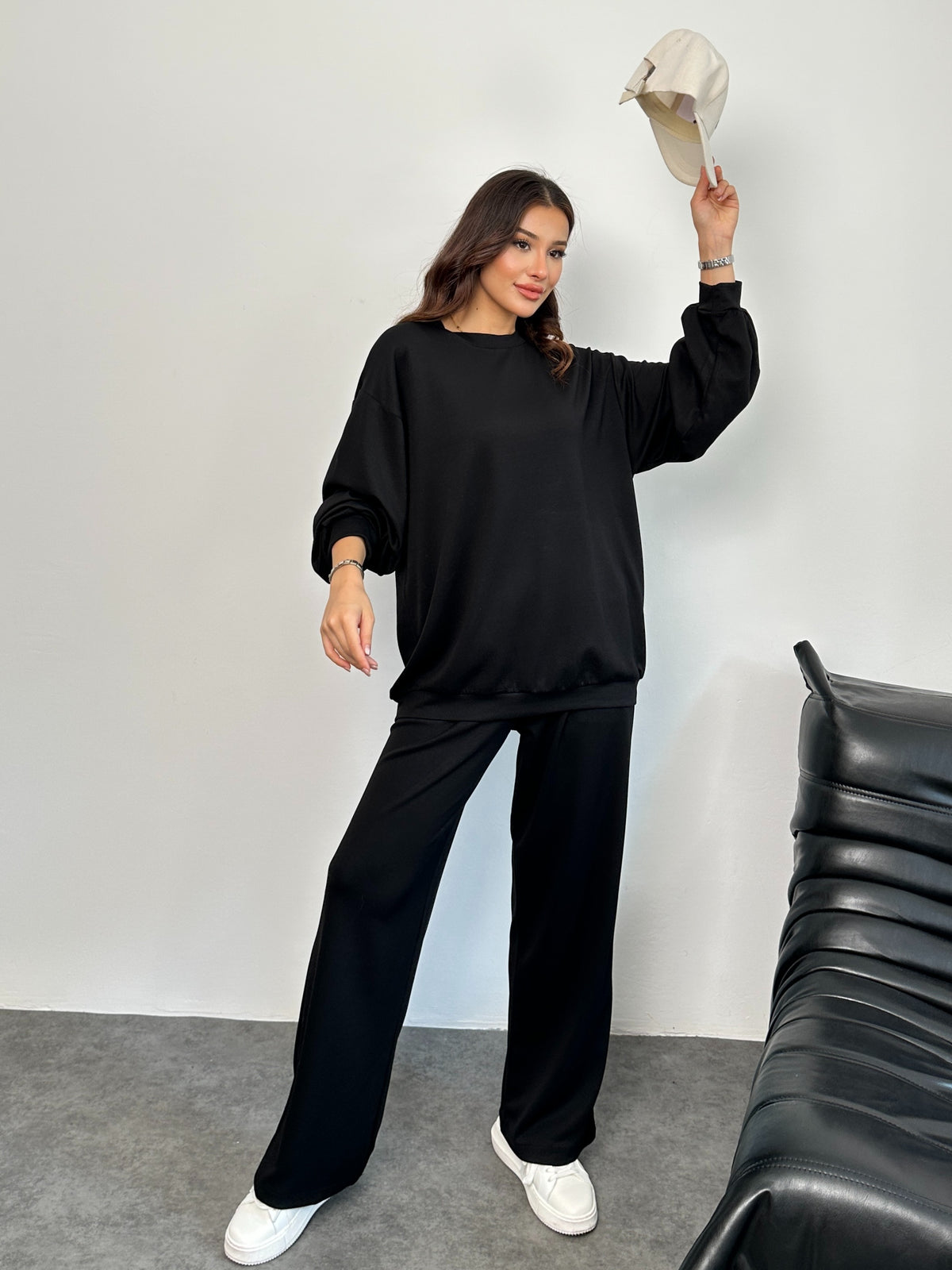 Geniş Kesim Yan Yırtmaçlı Sweatshirt ve Bol Paça Pantolonlu Oysho Takım 3003 - Siyah