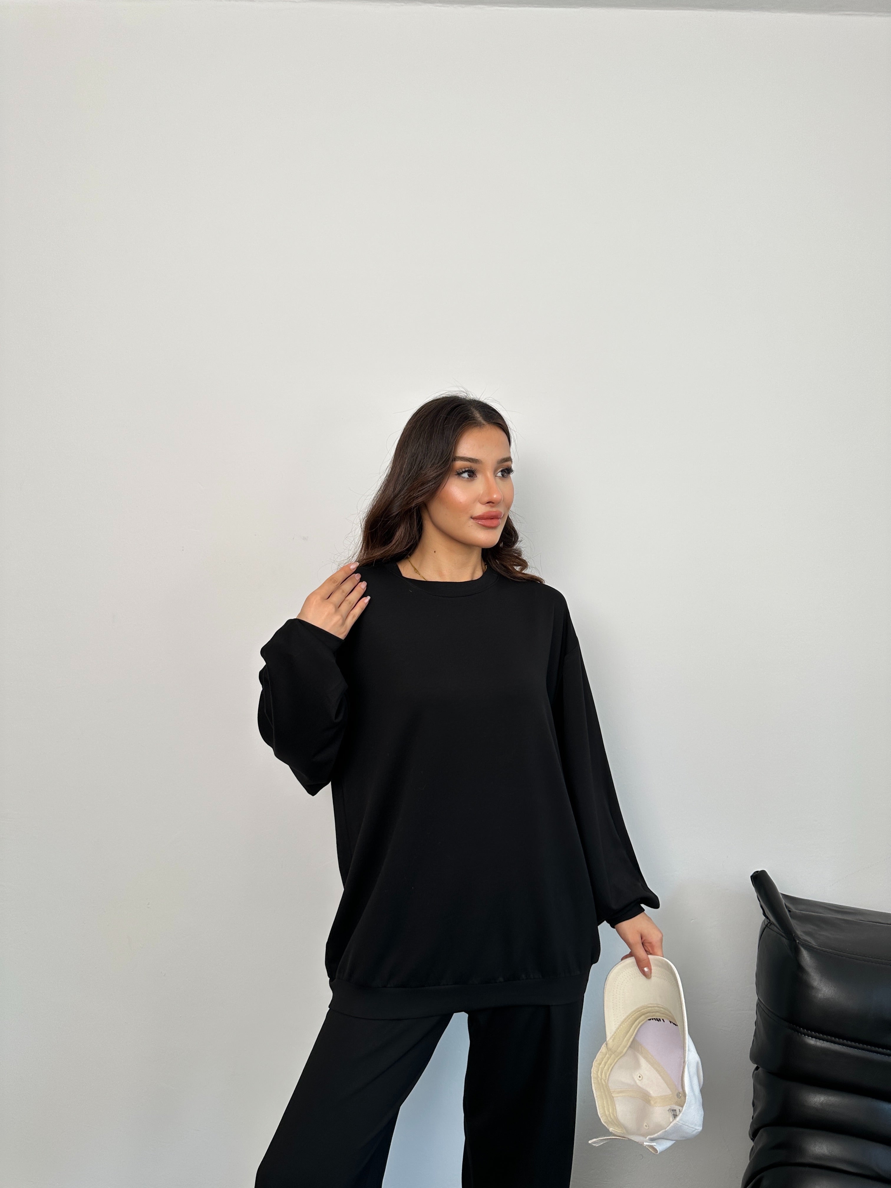 Geniş Kesim Yan Yırtmaçlı Sweatshirt ve Bol Paça Pantolonlu Oysho Takım 3003 - Siyah