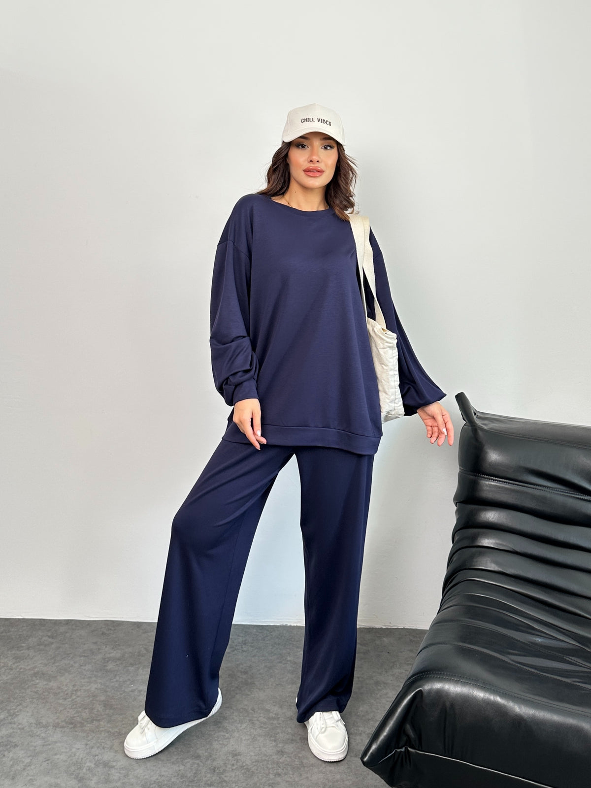 Geniş Kesim Yan Yırtmaçlı Sweatshirt ve Bol Paça Pantolonlu Oysho Takım 3003 - Lacivert
