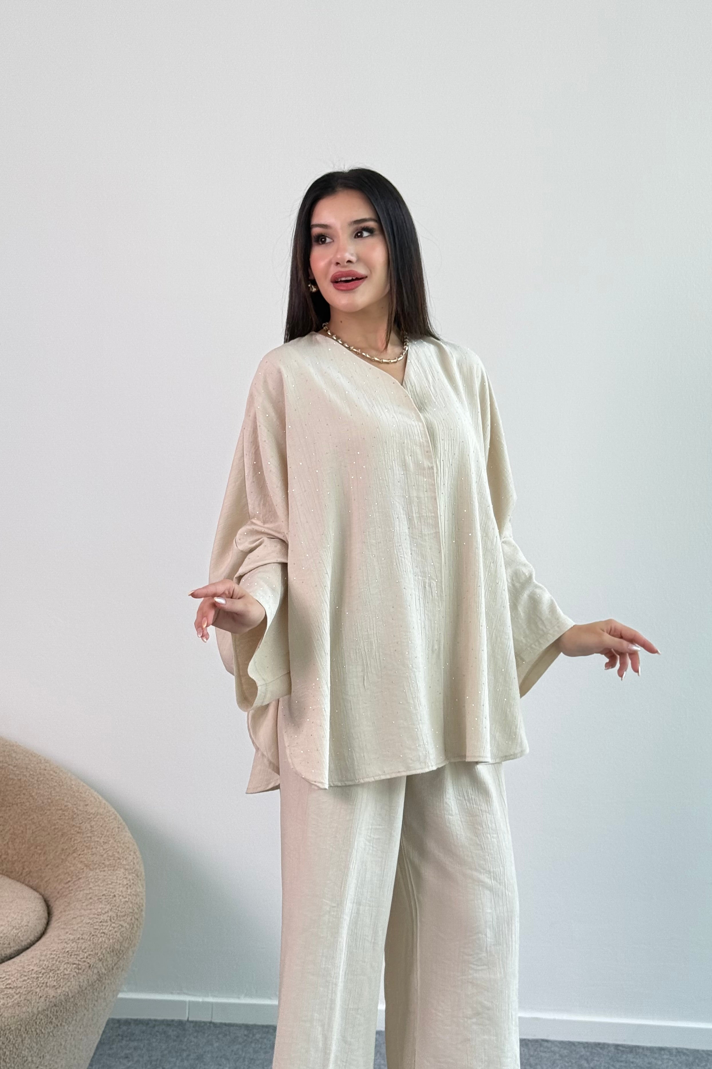 Dökümlü Kesim Taşlı Geniş Kollu Bluz ve Geniş Paça Pantolon İkili Takım 8838 - Bej